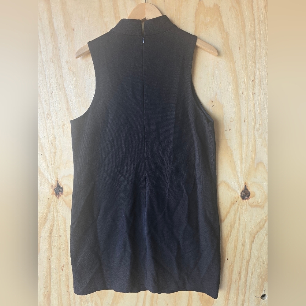 TAHARI Shift Dress Sz 16 Plus Black High Neck Grommets Accents Sleeveless New - Picture 11 of 13